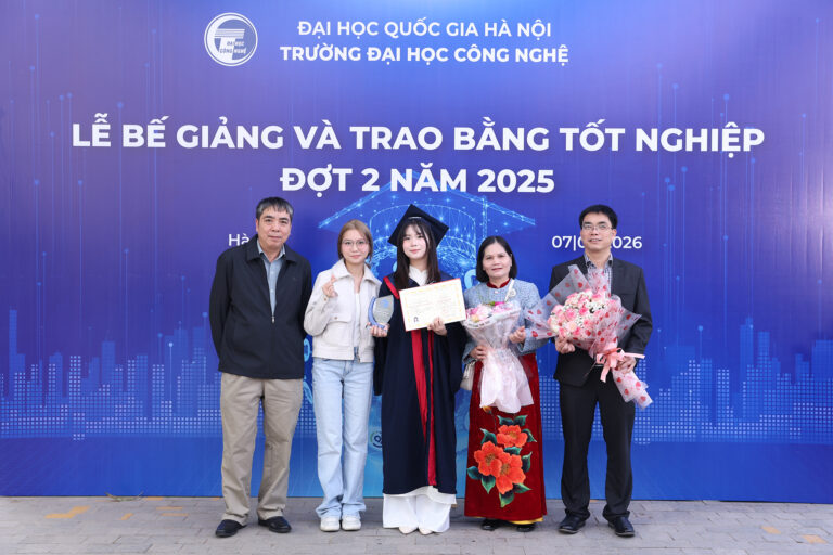 Từ nỗ lực bền bỉ ở giảng đường UET đến khoảnh khắc gọi tên thủ khoa Nguyễn Ngọc Yến Trang