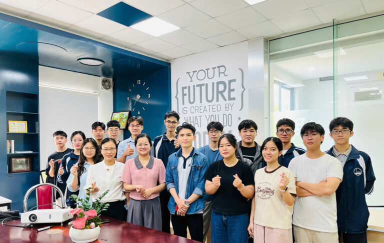 PGS.TS Đinh Thị Thái Mai: Giữ lửa đam mê từ người học đến giảng viên UET